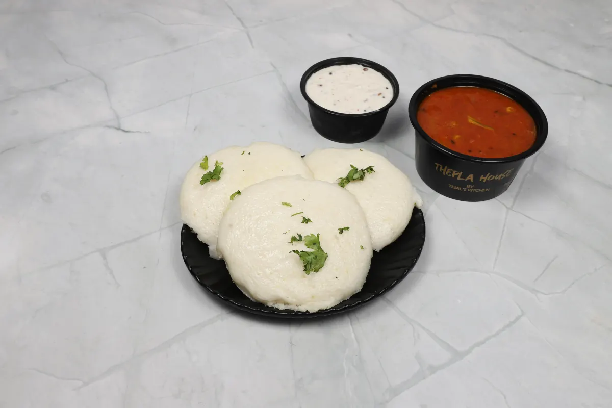 Idlis with chutney and sambar